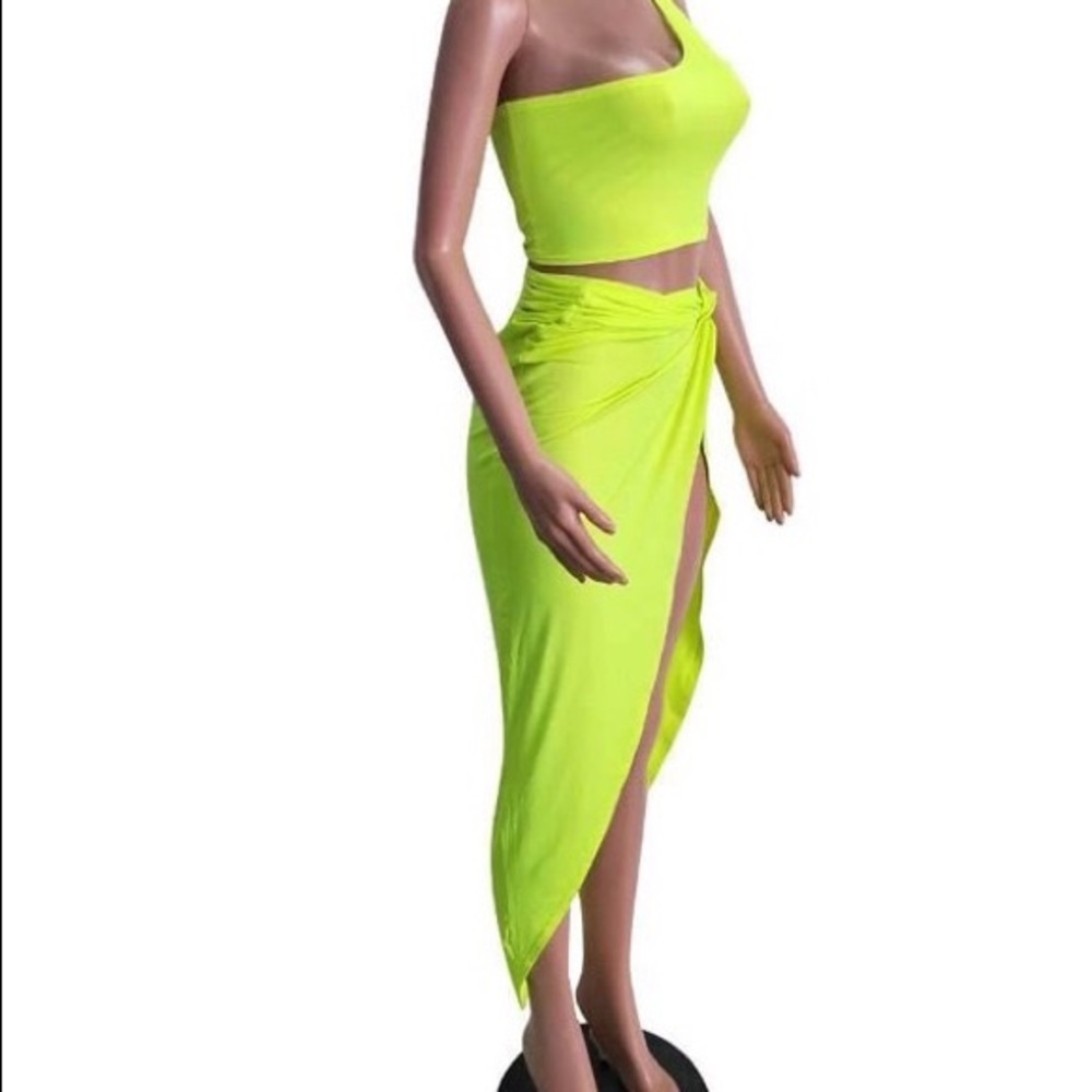 2-piece asymmetrical top with high split skirt - Picture 3 of 5
